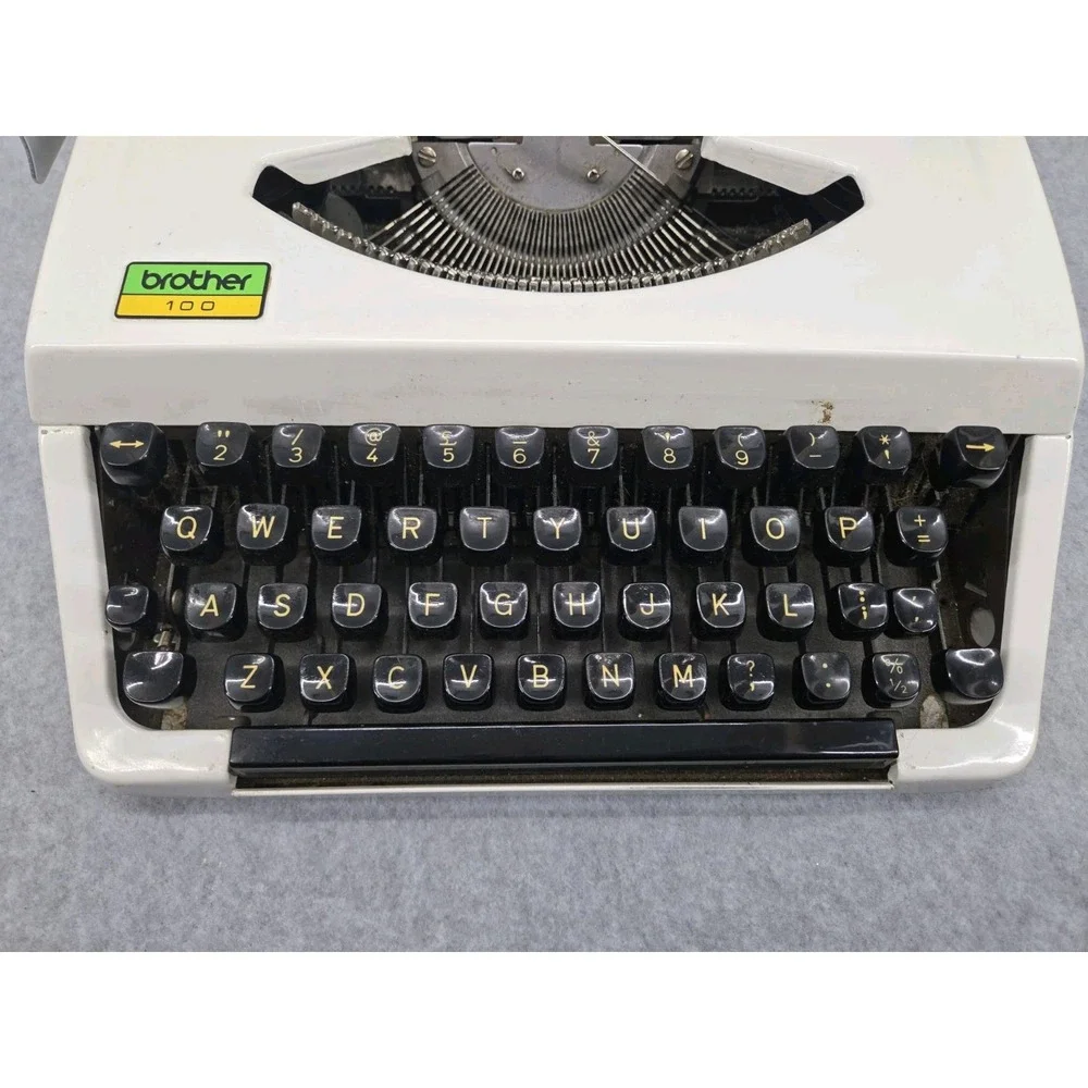 Vtg Brother 100 PORTABLE Mechanical Typewriter White Black Carry Case WORKING